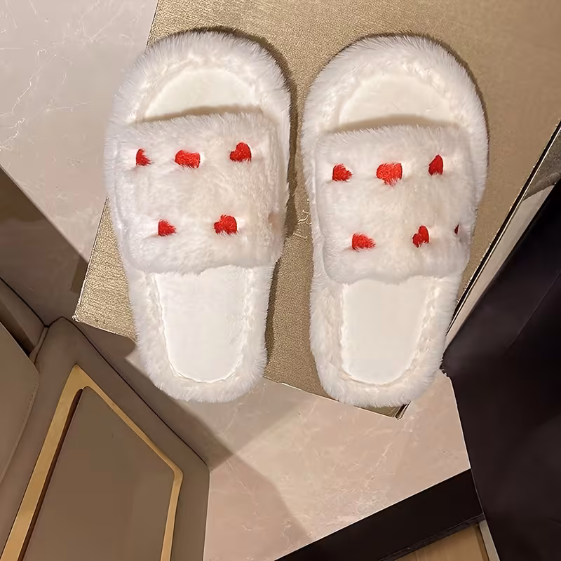 Chaussons d'extérieur à poils pour femme automne/hiver avec décoration de cœur brodé vue 2